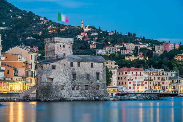 古老的城堡建在意大利里维拉的拉帕罗海湾上 — 图库照片