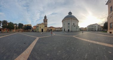 Loano Meydanı 'ndaki kilise, İtalyan Rivierası' ndaki köy.
