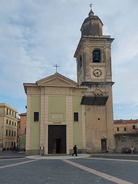 意大利Riviera村Loano主广场的教堂 — 图库照片