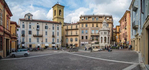 广场与Bollente喷泉 在Acqui Terme中心 皮埃蒙特的老村庄 图库图片