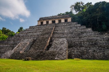 Meksika 'nın en önemli yerlerinden biri olan Chiapas' taki Palenque arkeolojik bölgesinde Antik Maya Harabeleri var.