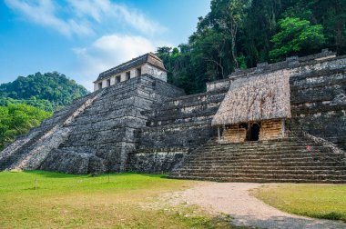 Meksika 'nın en önemli yerlerinden biri olan Chiapas' taki Palenque arkeolojik bölgesinde Antik Maya Harabeleri var.