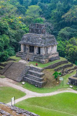 Meksika 'nın en önemli yerlerinden biri olan Chiapas' taki Palenque arkeolojik bölgesinde Antik Maya Harabeleri var.
