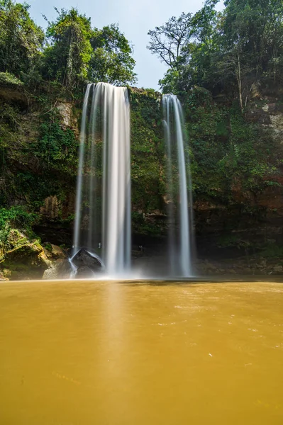 Misol Ha滝は高さ35Mの1つのカスケードで構成されており 熱帯植物の中でほぼ円形のプールに落ちます 南メキシコのチアパスに位置しています — ストック写真