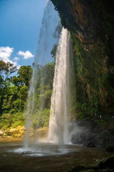 Misol Ha滝は高さ35Mの1つのカスケードで構成されており 熱帯植物の中でほぼ円形のプールに落ちます 南メキシコのチアパスに位置しています — ストック写真