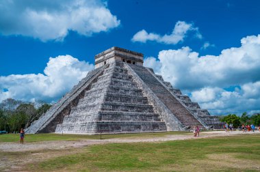 Temple, Meksika 'daki Unesco Dünya Mirası Bölgesi' nden Chichen Itza 'nın sembolü El Castillo olarak da bilinir. Bu, Dünya 'nın Yedi Harikası' ndan biri.