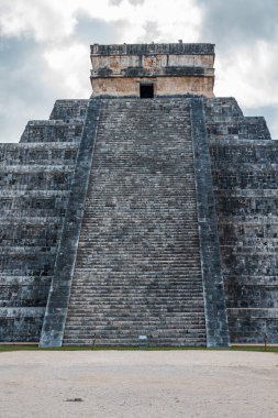 Temple, Meksika 'daki Unesco Dünya Mirası Bölgesi' nden Chichen Itza 'nın sembolü El Castillo olarak da bilinir. Bu, Dünya 'nın Yedi Harikası' ndan biri.