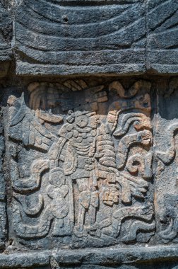 Maya bas, Meksika 'nın bir Unesco Dünya Mirası Alanı olan Chichen Itza' nın arkeolojik sahasında dinleniyor.