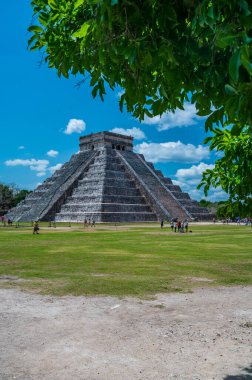 Temple, Meksika 'daki Unesco Dünya Mirası Bölgesi' nden Chichen Itza 'nın sembolü El Castillo olarak da bilinir. Bu, Dünya 'nın Yedi Harikası' ndan biri.