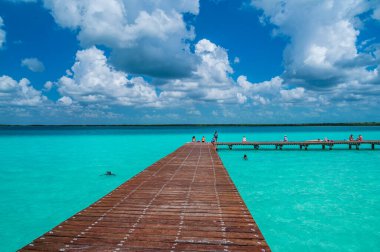 Meksika 'daki Bacalar Lagoon' daki muhteşem turkuaz suyun üzerinde iskele.