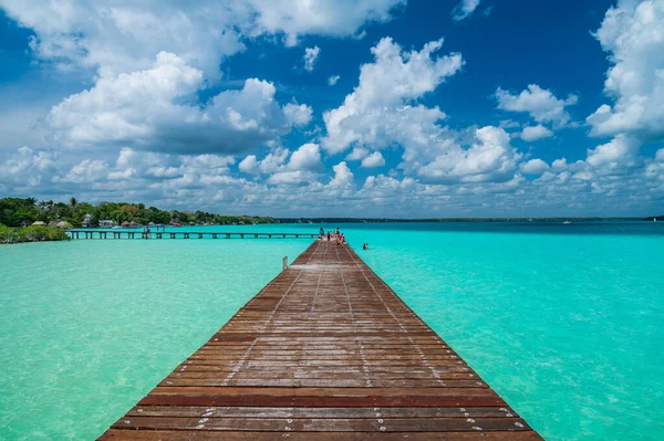 Jetée Dessus Merveilleuse Eau Turquoise Dans Lagune Bacalar Mexique Images De Stock Libres De Droits