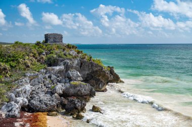 Maya Tapınağı, Tuluml arkeolojik alanında. Denizde yer alan tek Maya bölgesi. Quintana Roo, Meksika 'da bulunan Unesco Dünya Mirası sitelerinden biri.