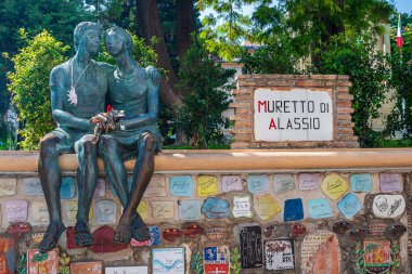 İtalyan Rivierası 'ndaki turistik köyün sembolü Alassiio Muretto' nun ünlü heykeli.