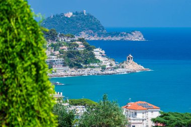 İtalyan Rivierası 'ndaki Alassio ve Gallinara adalarının manzarası