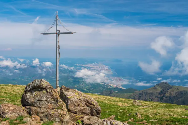 ジェノヴァ市に面したレキサ山の頂上の十字架 イタリアのリビエラ — ストック写真