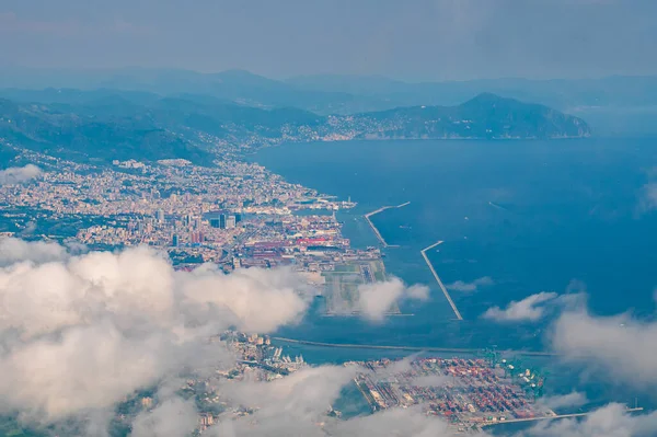 ジェノヴァの街の空中ビューとポルトフィーノのプロモーション レイザ山から撮影 — ストック写真