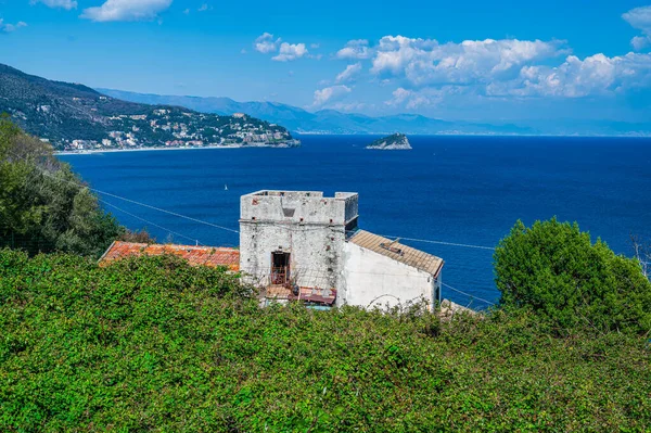 Vista Costa Entre Spotorno Bergeggi Con Pequeña Isla Riviera Italiana —  Fotos de Stock