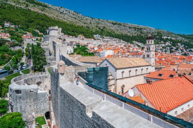Eski Dubrovnik kasabasının manzarası, bir Unesco Dünya Mirası Alanı, kırmızı çatıları şehrin surlarından görülüyor.