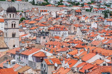 Eski Dubrovnik kasabasının manzarası, bir Unesco Dünya Mirası Alanı, kırmızı çatıları şehrin surlarından görülüyor.