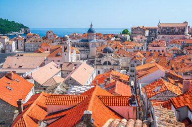 Eski Dubrovnik kasabasının manzarası, bir Unesco Dünya Mirası Alanı, kırmızı çatıları şehrin surlarından görülüyor.