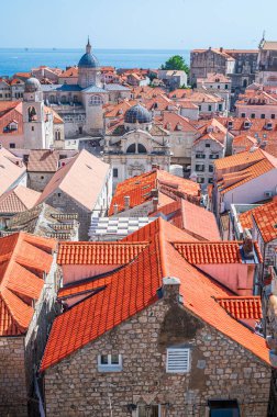Eski Dubrovnik kasabasının manzarası, bir Unesco Dünya Mirası Alanı, kırmızı çatıları şehrin surlarından görülüyor.