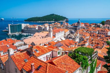 Eski Dubrovnik kasabasının manzarası, bir Unesco Dünya Mirası Alanı, kırmızı çatıları şehrin surlarından görülüyor.