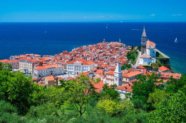 Slovenya kıyısındaki antik bir köy olan Piran 'ın eski şehir manzarası