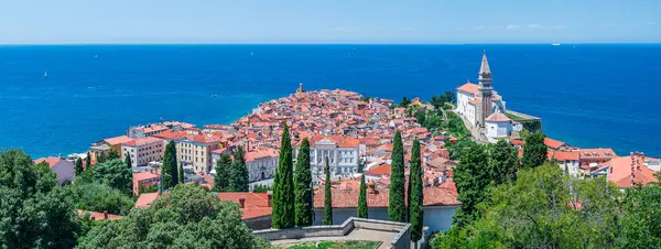 Slovenya kıyısındaki antik bir köy olan Piran 'ın eski şehir manzarası