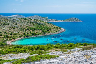 Kornati Takımadası Dalmaçya 'nın kuzeyinde, Zadar' ın güneyinde ve Sibenik 'in batısında yer alır..
