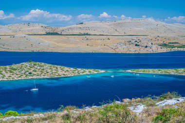 Kornati Takımadası Dalmaçya 'nın kuzeyinde, Zadar' ın güneyinde ve Sibenik 'in batısında yer alır..