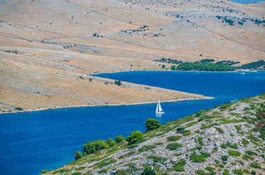 Kornati Takımadası Dalmaçya 'nın kuzeyinde, Zadar' ın güneyinde ve Sibenik 'in batısında yer alır..