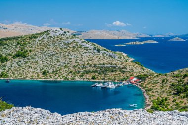 Kornati Takımadası Dalmaçya 'nın kuzeyinde, Zadar' ın güneyinde ve Sibenik 'in batısında yer alır..