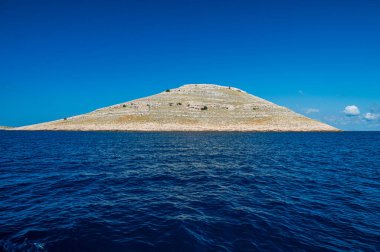 Kornati Takımadası Dalmaçya 'nın kuzeyinde, Zadar' ın güneyinde ve Sibenik 'in batısında yer alır..