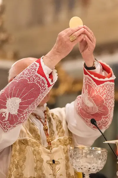 GENOA, İtalya - 22 Nisan 2023: Sestri Ponente 'deki Assunta Kilisesi' ndeki ayin sırasında Başpiskopos Angelo Bagnasco
