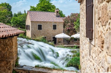 Hırvatistan 'ın ünlü Krka Ulusal Parkı' nda muhteşem şelaleleri ile İnanılmaz Doğa Manzarası