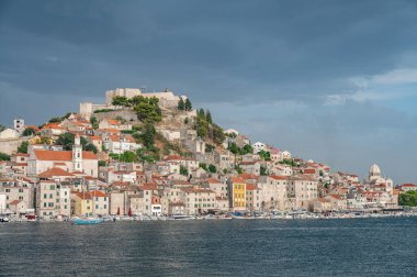 Dalmaçya kıyısındaki önemli bir Hırvat şehri olan Sibenik 'e bakın.