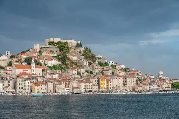 Dalmaçya kıyısındaki önemli bir Hırvat şehri olan Sibenik 'e bakın.