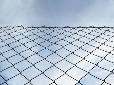 Çit duvar ve bulutlu gökyüzü. metin için boşluk kopyala.