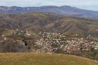 Rusya 'nın Dağıstan kentindeki bir dağ köyünün manzarası, sonbahar