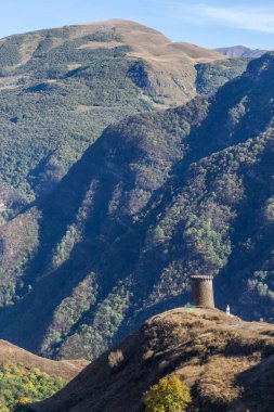 Dagestani cazibesi. Itsari köyünün eteklerindeki Ortaçağ Kulesi. Dağıstan, Kuzey Kafkasya, Rusya.