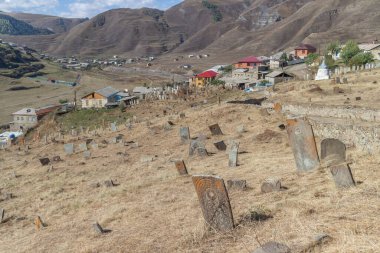 Khuduts, Dağıstan, Rusya 'daki eski geleneksel Müslüman mezarlığındaki mezar taşları