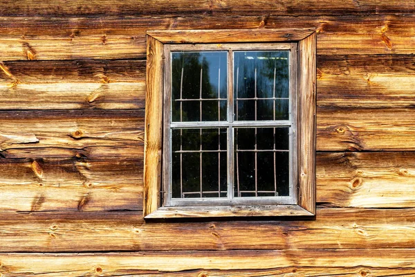 老木房子老窗口 木墙的背景 — 图库照片