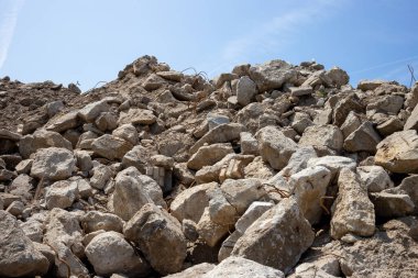 Beton moloz yığını. Yok edilen binanın kalıntıları.. 