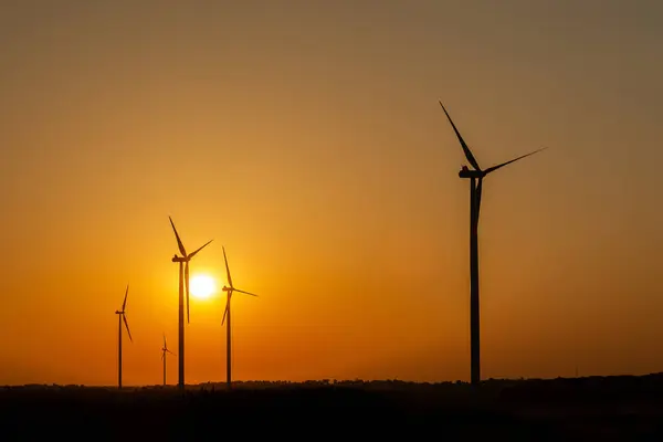 夕阳西下风力涡轮机的轮廓 — 图库照片
