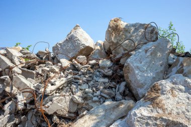 Beton moloz yığını. Yok edilen binanın kalıntıları.. 
