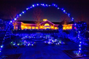 08 DEC, 2025, Lakeside Virginia, Lewis Ginter Botanik Bahçesi, Lewis Ginter Işıklar Bahçe Festivali, Noel Tatili Sezonu, Gece Vakti