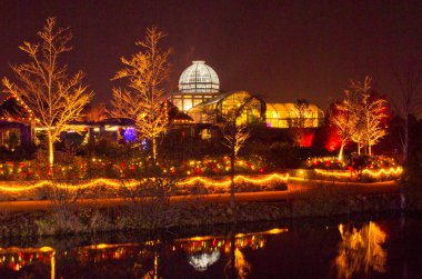 08 DEC, 2025, Lakeside Virginia, Lewis Ginter Botanik Bahçesi, Lewis Ginter Işıklar Bahçe Festivali, Noel Tatili Sezonu, Gece Vakti