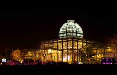 08 DEC, 2025, Lakeside Virginia, Lewis Ginter Botanik Bahçesi, Lewis Ginter Işıklar Bahçe Festivali, Noel Tatili Sezonu, Gece Vakti