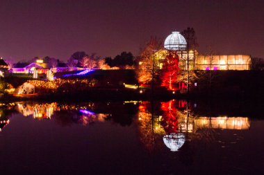 08 DEC, 2025, Lakeside Virginia, Lewis Ginter Botanik Bahçesi, Lewis Ginter Işıklar Bahçe Festivali, Noel Tatili Sezonu, Gece Vakti