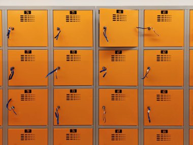 Giysi, para, elektronik cihazlar ve daha fazlası da dahil olmak üzere kişisel eşyaların depolanması için kilit ve anahtarlara sahip depolama bölümleri